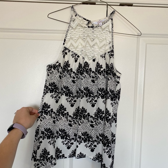 Junior’s Candies Sleeveless Floral Blouse; Black & White; Size Medium - Picture 3 of 7